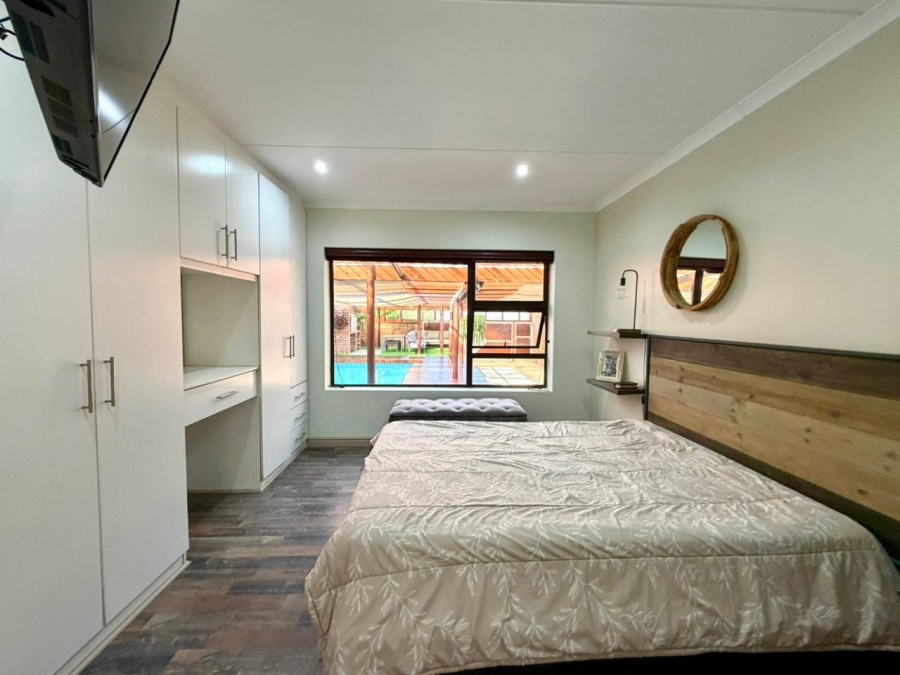 4 Bedroom Property for Sale in Herolds Bay Western Cape